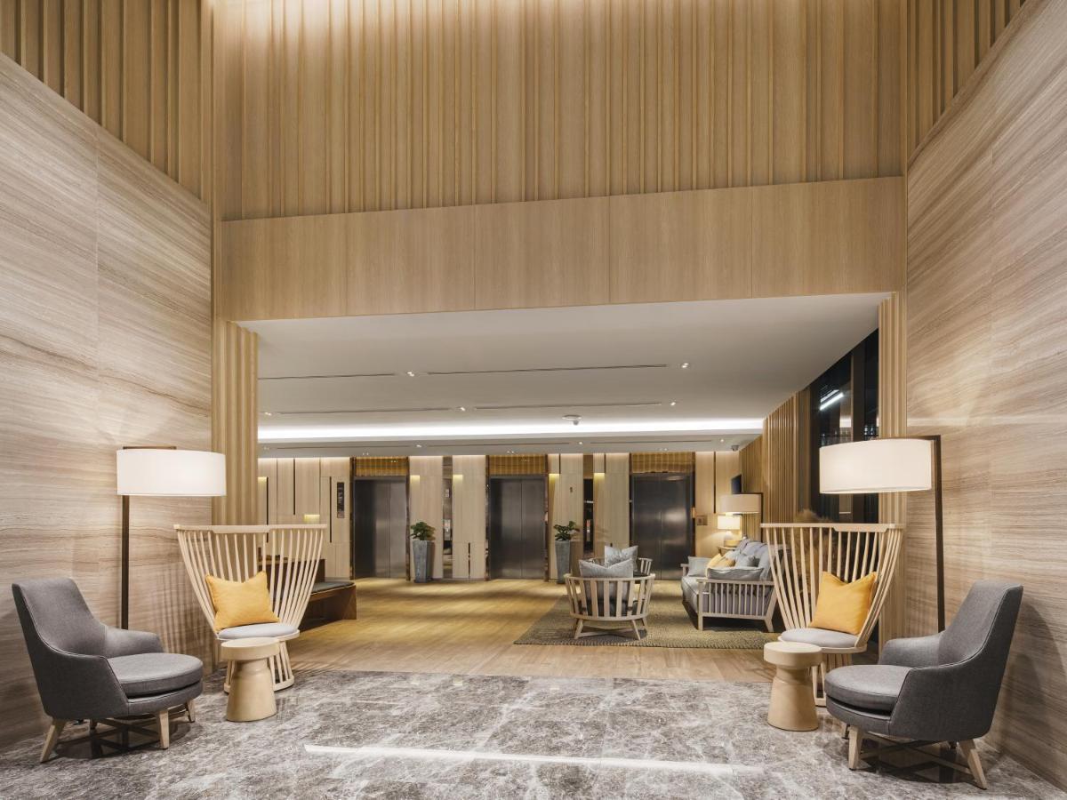 Oakwood Suites Банкок Екстериор снимка The lobby of the hotel