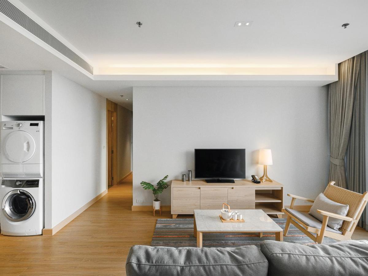 Oakwood Suites Банкок Екстериор снимка A living room in a serviced apartment in Hong Kong