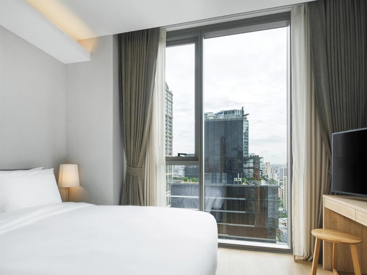 Oakwood Suites Банкок Екстериор снимка A bedroom at the hotel