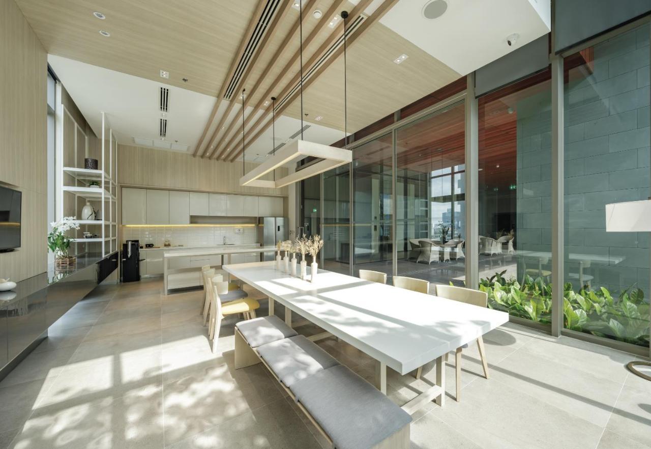 Oakwood Suites Банкок Екстериор снимка The interior of the house